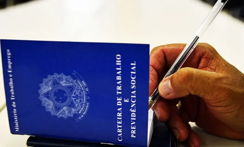 Desemprego em queda histórica no Brasil: 5,8% no 2º trimestre de 2023 1 Brasil registra taxa de desemprego histórica de 5,8% no 2º trimestre de 2023, menor desde 2012. Pesquisa do IBGE aponta também recorde de trabalhadores com carteira assinada e aumento do número de empreendedores.
