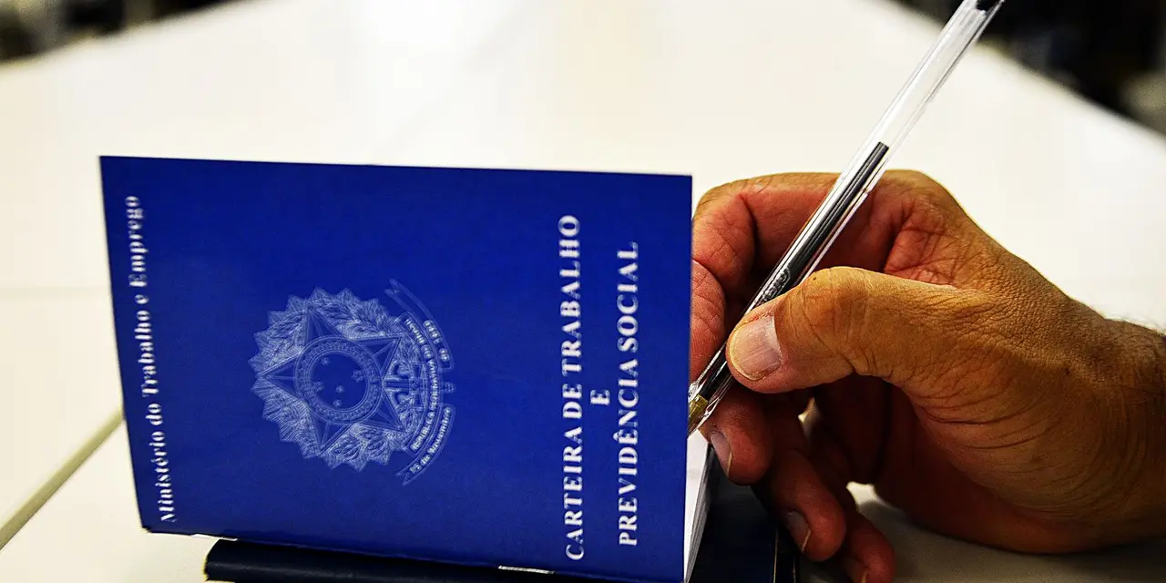 Brasil registra taxa de desemprego histórica de 5,8% no 2º trimestre de 2023, menor desde 2012. Pesquisa do IBGE aponta também recorde de trabalhadores com carteira assinada e aumento do número de empreendedores.