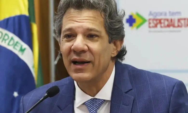Fernando Haddad Critica Sanção EUA Contra o Brasil como Ataque e Sabotagem Política 1 O ministro brasileiro Fernando Haddad critica a sanção estadunidense como ataque ao Brasil e demonstração de falta de compromisso do governo EUA com o país e economia global, acusando também sabotagem política.