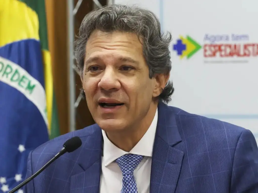 O ministro brasileiro Fernando Haddad critica a sanção estadunidense como ataque ao Brasil e demonstração de falta de compromisso do governo EUA com o país e economia global, acusando também sabotagem política.