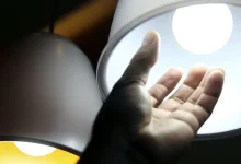 Justiça Federal questiona a Aneel sobre a decisão de facilitar a renovação das concessões de energia, permitindo que distribuidoras evitem multas de R$ 1,18 bilhão por descumprimentos. A decisão beneficia empresas que operam em 12 estados, incluindo a Enel em São Paulo, alvo de críticas por falta de energia.