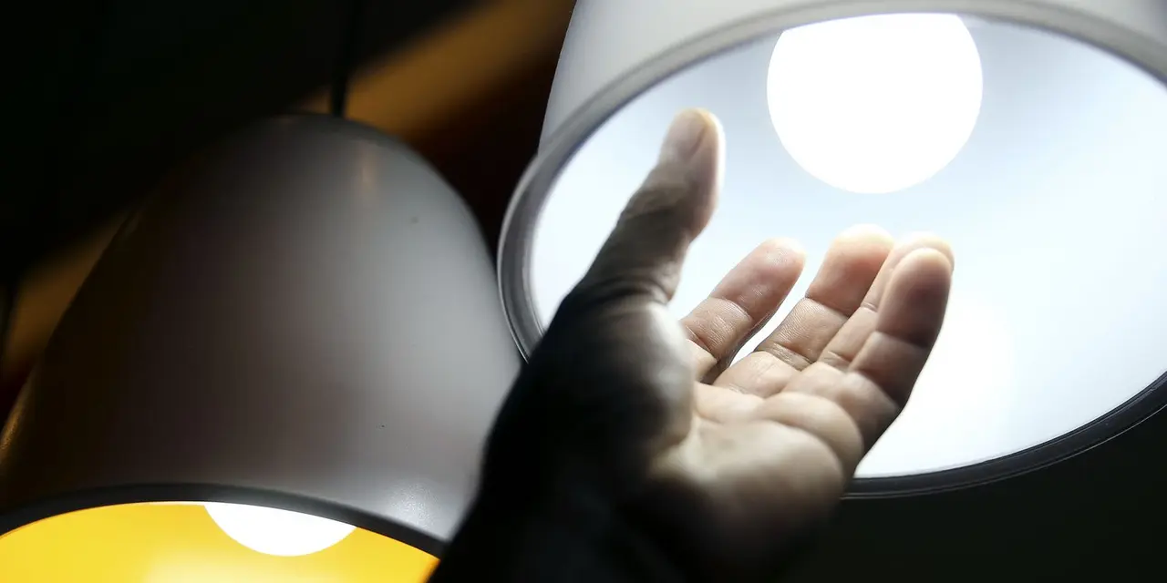 Justiça Federal questiona a Aneel sobre a decisão de facilitar a renovação das concessões de energia, permitindo que distribuidoras evitem multas de R$ 1,18 bilhão por descumprimentos. A decisão beneficia empresas que operam em 12 estados, incluindo a Enel em São Paulo, alvo de críticas por falta de energia.