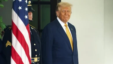 Pesquisa do Wall Street Journal mostra aprovação estável de 46% para Trump, sustentada pela base republicana. Otimismo com a economia é crescente, mas há desaprovação em relação a políticas como impostos e imigração.