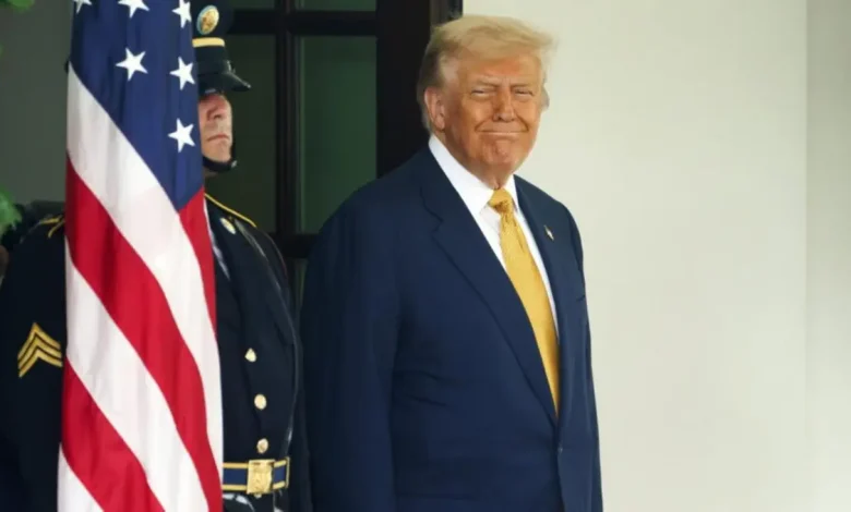 Aprovação de Trump estável em 46%, impulsionada por republicanos, mostra pesquisa do Wall Street Journal 1 Pesquisa do Wall Street Journal mostra aprovação estável de 46% para Trump, sustentada pela base republicana. Otimismo com a economia é crescente, mas há desaprovação em relação a políticas como impostos e imigração.