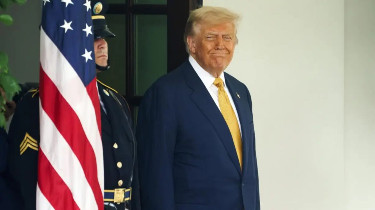 Pesquisa do Wall Street Journal mostra aprovação estável de 46% para Trump, sustentada pela base republicana. Otimismo com a economia é crescente, mas há desaprovação em relação a políticas como impostos e imigração.