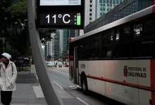 No inverno, as pessoas paulistas mudam seus hábitos de consumo e lazer, priorizando roupas quentes e isoladas, alimentos mais quentes e gordurosos, e atividades sociais e aconchegantes.