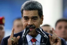 Antony Blinken chama Maduro de chefe de cartel de drogas, questionando sua legitimidade após o retorno da Chevron à Venezuela. A decisão americana reflete a preocupação com a corrupção e autoritarismo no país.