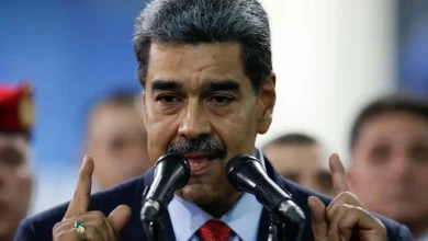 Antony Blinken chama Maduro de chefe de cartel de drogas, questionando sua legitimidade após o retorno da Chevron à Venezuela. A decisão americana reflete a preocupação com a corrupção e autoritarismo no país.