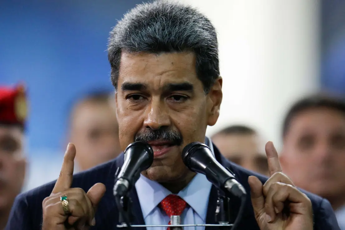 Antony Blinken chama Maduro de chefe de cartel de drogas, questionando sua legitimidade após o retorno da Chevron à Venezuela. A decisão americana reflete a preocupação com a corrupção e autoritarismo no país.