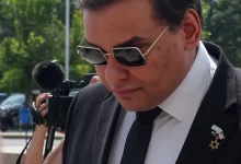 Ex-deputado americano George Santos, condenado por fraude, preso em instituição federal em Nova Jersey. Caso internacional repercute no Brasil, onde Santos nasceu.