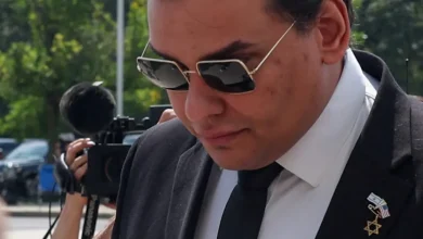 Ex-deputado americano George Santos, condenado por fraude, preso em instituição federal em Nova Jersey. Caso internacional repercute no Brasil, onde Santos nasceu.
