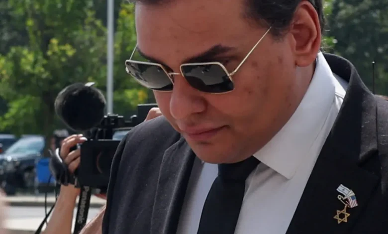 George Santos, ex-deputado americano condenado por fraude, preso nos EUA 1 Ex-deputado americano George Santos, condenado por fraude, preso em instituição federal em Nova Jersey. Caso internacional repercute no Brasil, onde Santos nasceu.
