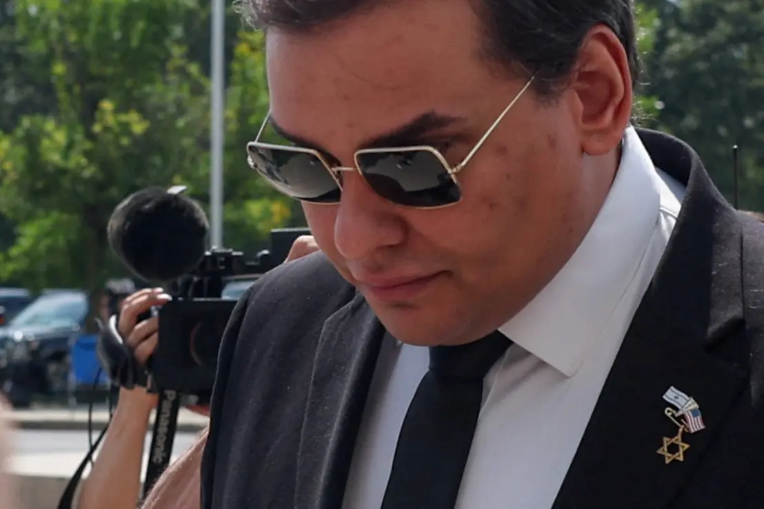 Ex-deputado americano George Santos, condenado por fraude, preso em instituição federal em Nova Jersey. Caso internacional repercute no Brasil, onde Santos nasceu.