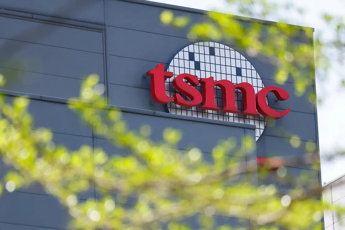 TSMC alcança lucro recorde no 2T de 2025, com um aumento de 61% em relação ao período anterior, apesar da incerteza tarifária, graças à sua capacidade de adaptação e investimentos em tecnologias inovadoras.