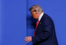 Ameaça de Trump de impor cotas de exportação rigorosas para países que não atendem às suas expectativas, afetando setores como café e laranja, e o Brasil, grande exportador desses produtos, é objeto de críticas e preocupações sobre consequências negativas para a economia global.
