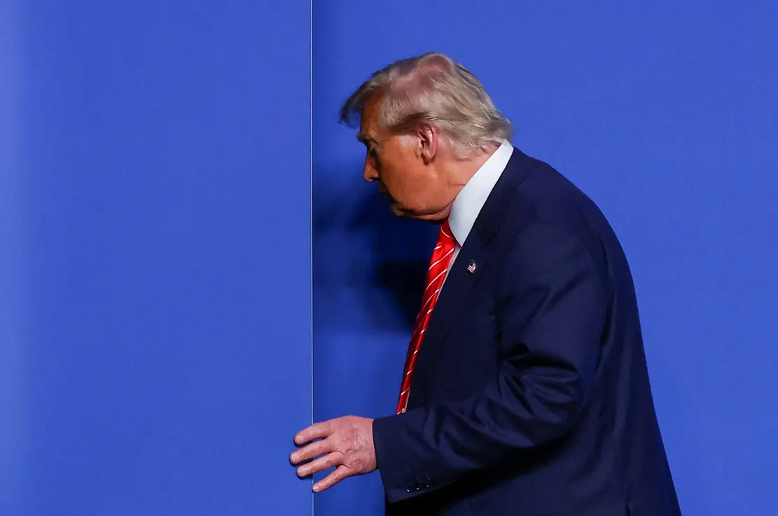 Ameaça de Trump de impor cotas de exportação rigorosas para países que não atendem às suas expectativas, afetando setores como café e laranja, e o Brasil, grande exportador desses produtos, é objeto de críticas e preocupações sobre consequências negativas para a economia global.