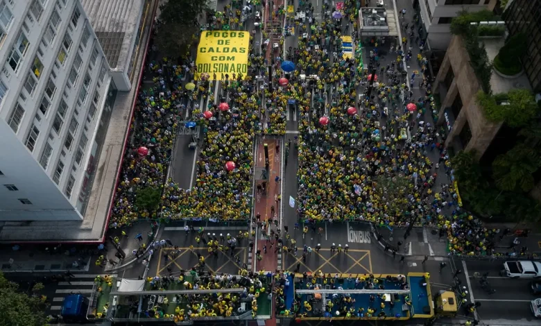 Multidão se reuniu em São Paulo para demonstrar apoio a Jair Bolsonaro, marcando um ponto alto na campanha em seu nome. Manifestação contra justiça que o acusa e em defesa do ex-presidente, com presença de políticos e líderes da direita brasileira.