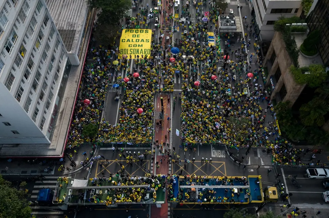 Multidão se reuniu em São Paulo para demonstrar apoio a Jair Bolsonaro, marcando um ponto alto na campanha em seu nome. Manifestação contra justiça que o acusa e em defesa do ex-presidente, com presença de políticos e líderes da direita brasileira.