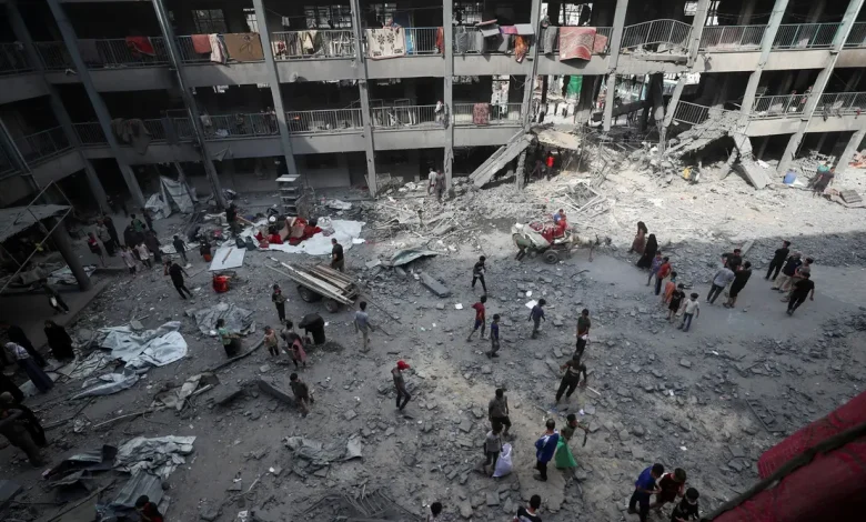 A crise no Gaza atinge seu ponto mais alto, com violência e mortes aumentando. Israel ordena evacuação do centro da cidade e a ação aérea intensifica, levando a mortes e ferimentos entre a população palestina.