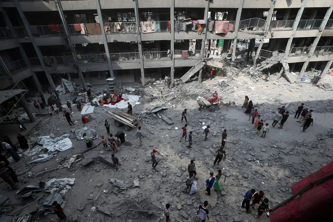 A crise no Gaza atinge seu ponto mais alto, com violência e mortes aumentando. Israel ordena evacuação do centro da cidade e a ação aérea intensifica, levando a mortes e ferimentos entre a população palestina.