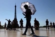 Europa enfrenta onda de calor extremo, que atinge recordes de temperatura no Mediterrâneo, afetando saúde humana, biodiversidade e economia, com fechamento de escolas, impacto na agricultura e turismo.