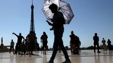 Europa enfrenta onda de calor extremo, que atinge recordes de temperatura no Mediterrâneo, afetando saúde humana, biodiversidade e economia, com fechamento de escolas, impacto na agricultura e turismo.
