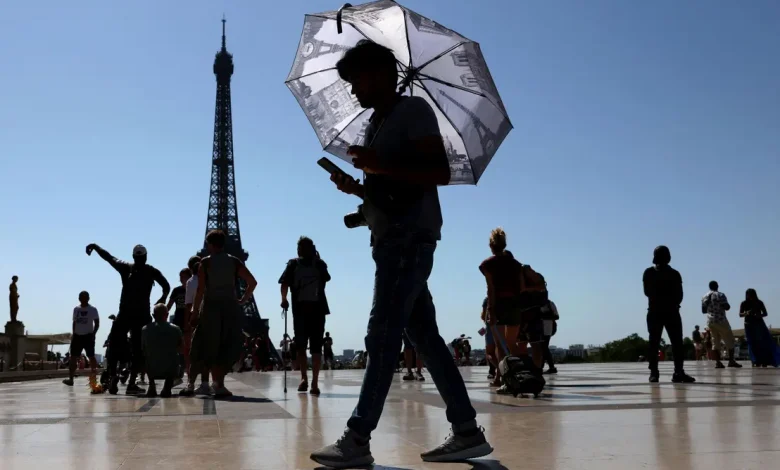 Europa enfrenta onda de calor extremo, que atinge recordes de temperatura no Mediterrâneo, afetando saúde humana, biodiversidade e economia, com fechamento de escolas, impacto na agricultura e turismo.