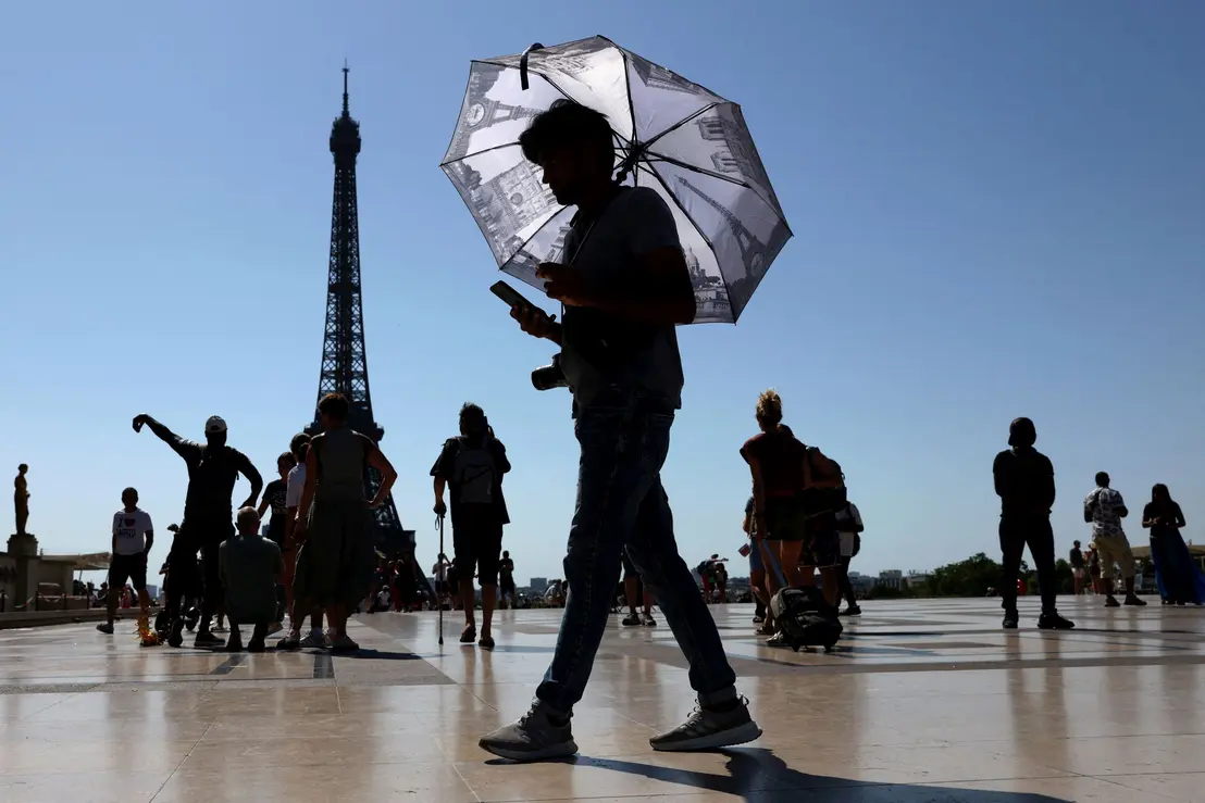 Europa enfrenta onda de calor extremo, que atinge recordes de temperatura no Mediterrâneo, afetando saúde humana, biodiversidade e economia, com fechamento de escolas, impacto na agricultura e turismo.