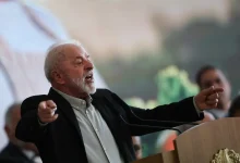 O governo brasileiro trabalha para melhorar a situação econômica, com validação do IOF e crescimento de popularidade do presidente Lula, sinal de possíveis mudanças políticas.