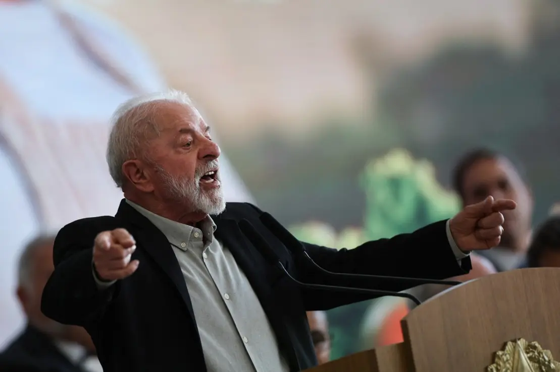 O governo brasileiro trabalha para melhorar a situação econômica, com validação do IOF e crescimento de popularidade do presidente Lula, sinal de possíveis mudanças políticas.