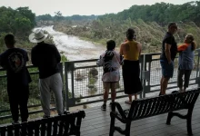 Desaparecidos e mortos em Texas após chuva torrencial que causou enchentes recordes e danos consideráveis na cidade de Kerrville.