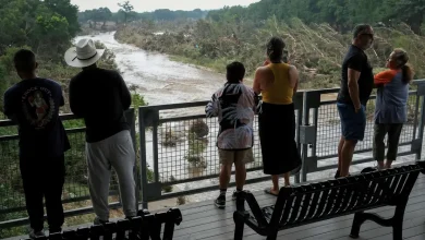 Desaparecidos e mortos em Texas após chuva torrencial que causou enchentes recordes e danos consideráveis na cidade de Kerrville.