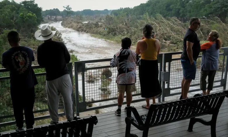 Desaparecidos e mortos em Texas após chuva torrencial que causou enchentes recordes e danos consideráveis na cidade de Kerrville.