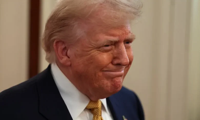 Tarifas americanas sob o governo Trump devastam o setor citrícola brasileiro, forçando fábricas a reduzirem atividades e produtores a deixarem laranjas apodrecerem. Preços caem vertiginosamente, ameaçando o futuro da produção e destacando a fragilidade da economia brasileira.