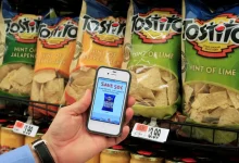 Frito-Lay lança snacks sem corantes ou sabores artificiais, adicionando proteínas e fibras, em resposta à demanda por alimentos naturais. A PepsiCo trabalha para oferecer opções mais saudáveis e se adaptar à tendência de consumidores por produtos naturais e orgânicos.