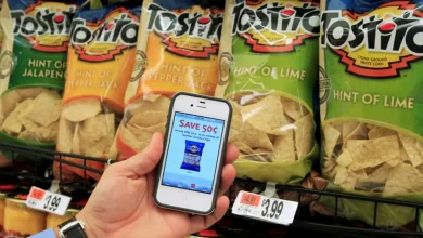 Frito-Lay lança snacks sem corantes ou sabores artificiais, adicionando proteínas e fibras, em resposta à demanda por alimentos naturais. A PepsiCo trabalha para oferecer opções mais saudáveis e se adaptar à tendência de consumidores por produtos naturais e orgânicos.