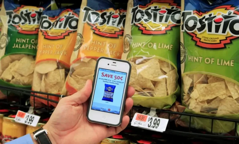 Frito-Lay Lança Snacks Mais Saudáveis e Naturais 1 Frito-Lay lança snacks sem corantes ou sabores artificiais, adicionando proteínas e fibras, em resposta à demanda por alimentos naturais. A PepsiCo trabalha para oferecer opções mais saudáveis e se adaptar à tendência de consumidores por produtos naturais e orgânicos.