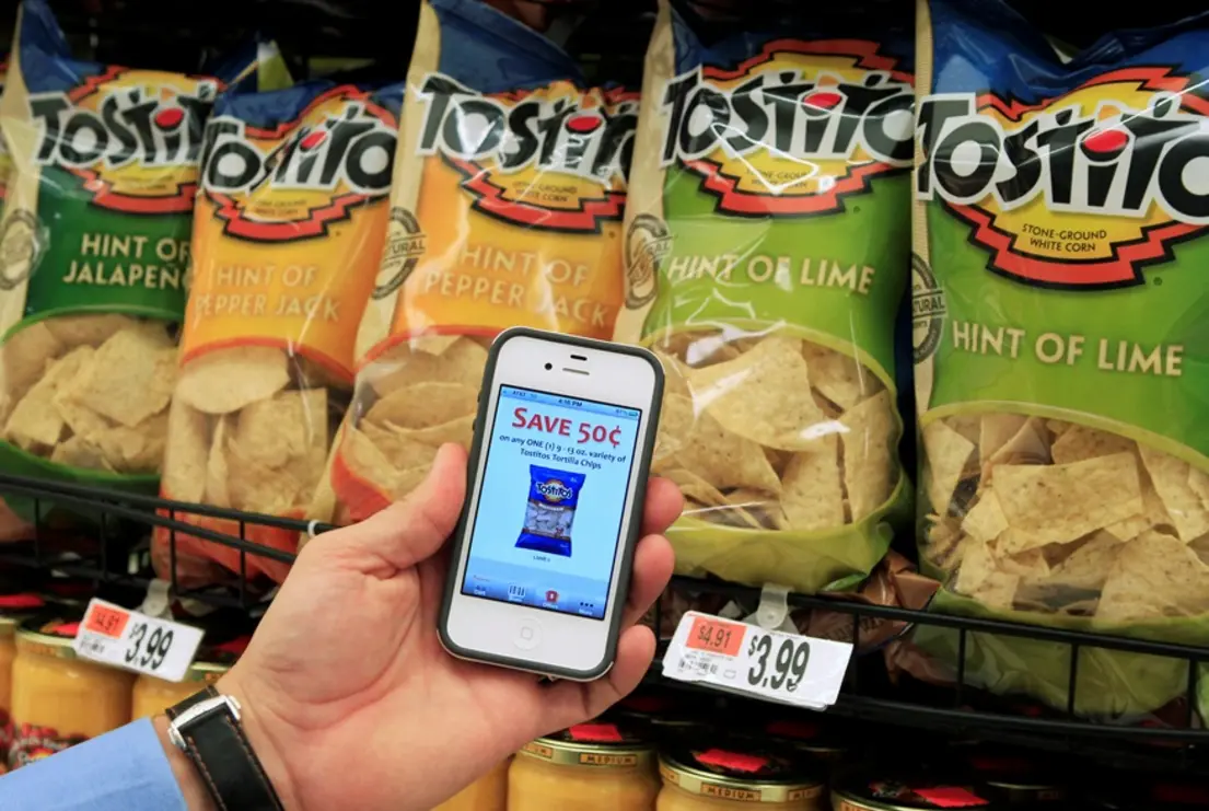 Frito-Lay lança snacks sem corantes ou sabores artificiais, adicionando proteínas e fibras, em resposta à demanda por alimentos naturais. A PepsiCo trabalha para oferecer opções mais saudáveis e se adaptar à tendência de consumidores por produtos naturais e orgânicos.