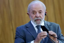 O presidente Lula manifestou solidariedade aos ministros do Supremo Tribunal Federal cujos vistos foram revogados pelo secretário de Estado dos EUA, considerando a medida arbitraria e injusta, que viola direitos e atinge a soberania e dignidade do país.