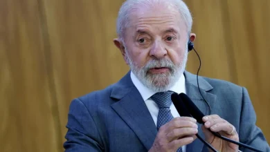 O presidente Lula manifestou solidariedade aos ministros do Supremo Tribunal Federal cujos vistos foram revogados pelo secretário de Estado dos EUA, considerando a medida arbitraria e injusta, que viola direitos e atinge a soberania e dignidade do país.