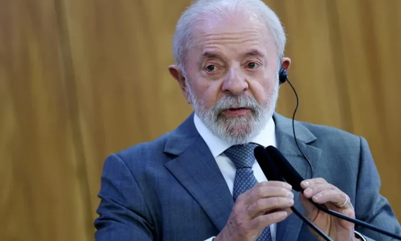 O presidente Lula manifestou solidariedade aos ministros do Supremo Tribunal Federal cujos vistos foram revogados pelo secretário de Estado dos EUA, considerando a medida arbitraria e injusta, que viola direitos e atinge a soberania e dignidade do país.