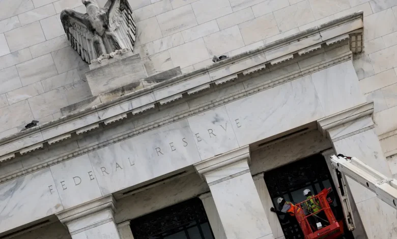 Trump e Powell em atrito sobre reforma da sede do Federal Reserve 1 Visit to the Federal Reserve's new headquarters sparked tension between ex-President Trump and Fed Chair Jerome Powell over renovation costs. The public exchange highlighted the complex relationship between executive power and the US financial system.