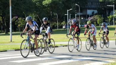Praticar ciclismo em áreas verdes promove saúde física, bem-estar emocional e reduz estresse, melhorando autoestima e confiança, com benefícios adicionais para a saúde e qualidade de vida.