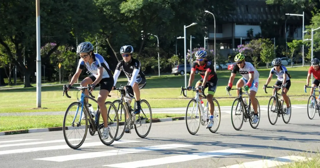 Praticar ciclismo em áreas verdes promove saúde física, bem-estar emocional e reduz estresse, melhorando autoestima e confiança, com benefícios adicionais para a saúde e qualidade de vida.
