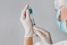 Equipe de cientistas da USP alcança marco em desenvolvimento de vacina contra Covid-19 após sucesso em testes clínicos. Imunizante demonstrou ser seguro e eficaz, mas ainda precisa ser testado em mais voluntários para confirmar sua segurança e eficácia em diferentes grupos populacionais.
