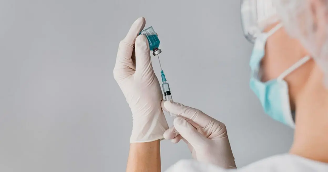 Equipe de cientistas da USP alcança marco em desenvolvimento de vacina contra Covid-19 após sucesso em testes clínicos. Imunizante demonstrou ser seguro e eficaz, mas ainda precisa ser testado em mais voluntários para confirmar sua segurança e eficácia em diferentes grupos populacionais.