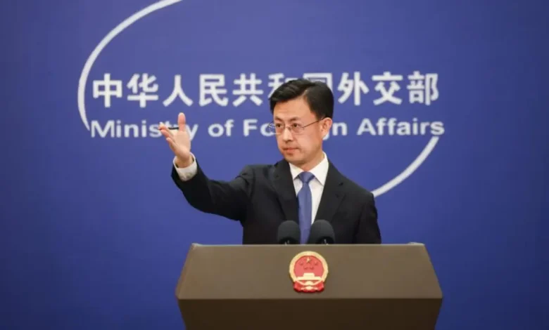 China preocupa-se com tarifas americanas de 50% sobre produtos brasileiros 1 China expressa preocupação com tarifas americanas de 50% sobre produtos brasileiros a partir de 1º de agosto. Guo Jiakun, porta-voz do ministério das Relações Exteriores, defende soluções baseadas na equidade e reforça o compromisso com o multilateralismo