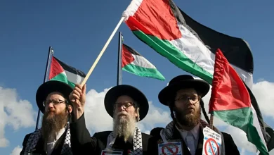 Visita do grupo religioso "Naturei Karta" ao Congresso Nacional causa polêmica. O grupo, ligado ao Irã e considerado fundamentalista, levanta preocupações sobre influência iraniana no Brasil.