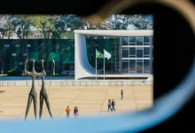 Praça dos Três Poderes em Brasília fechada ao público após decisão do STF que proíbe acampamentos e busca evitar novos atos golpistas como os de 8 de janeiro.