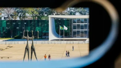 Praça dos Três Poderes em Brasília fechada ao público após decisão do STF que proíbe acampamentos e busca evitar novos atos golpistas como os de 8 de janeiro.